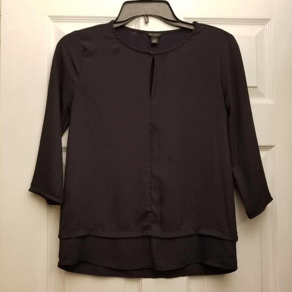 💜3 for $18 AnnTaylor Navy Top w Keyhole
Size XXSP